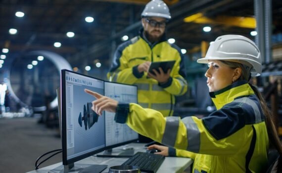 Ingenieros trabajando con el PIVOT de Trimble