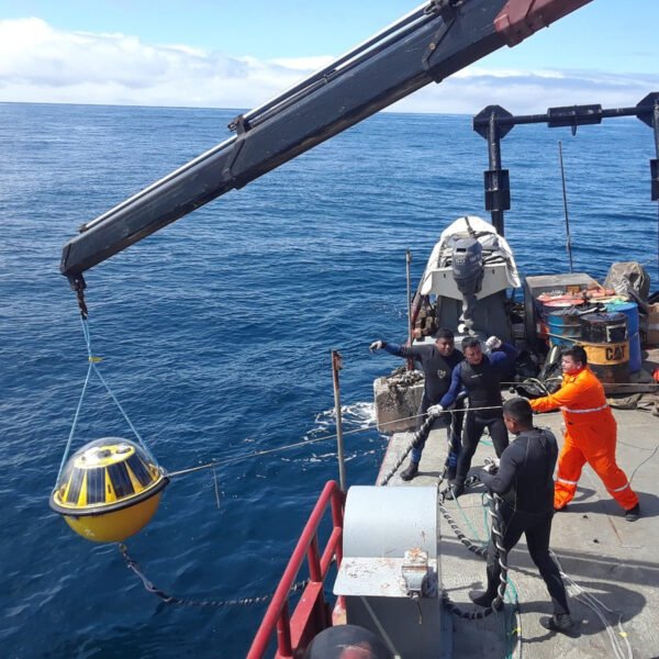 Boya oceanografica Triaxys colocando en el mar